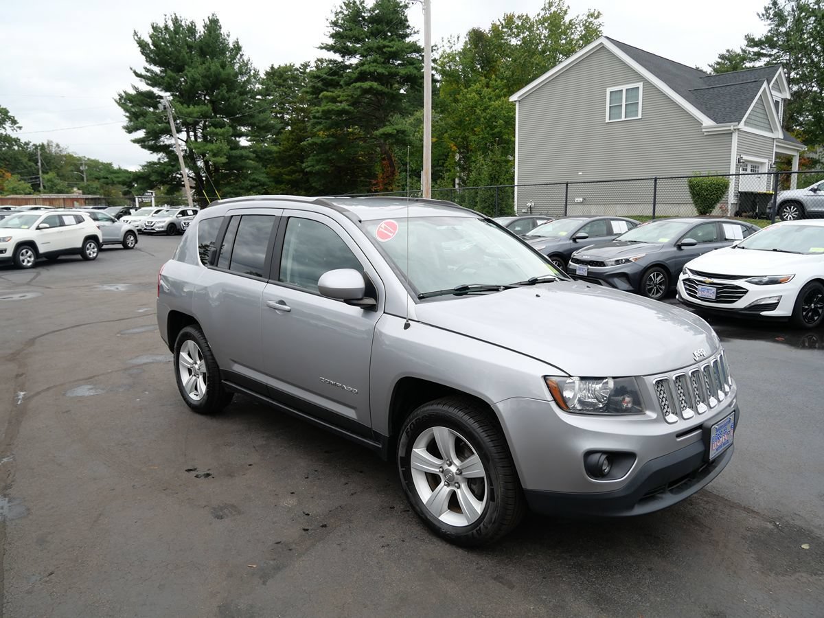 Used 2017 Jeep Compass Latitude AWD/4WD image 2