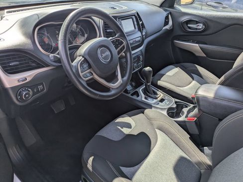 Used 2018 Jeep Cherokee Latitude w/ Safety Group FWD image 9