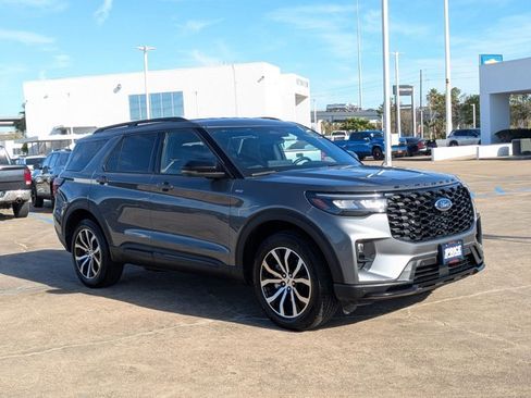 Used 2025 Ford Explorer ST-Line image 3