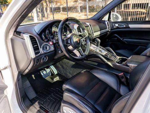 Used 2015 Porsche Cayenne Turbo image 6