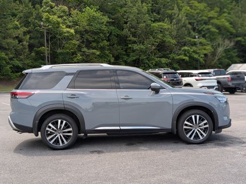 Used 2025 Nissan Pathfinder Platinum w/ Cargo Package FWD image 10