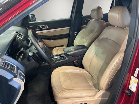 Used 2017 Ford Explorer XLT w/ Equipment Group 202A FWD image 8
