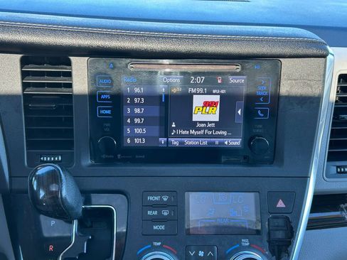 Used 2017 Toyota Sienna XLE image 29