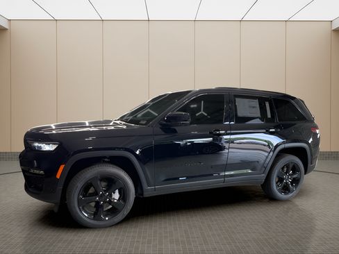 Used 2025 Jeep Grand Cherokee Limited w/ Luxury Tech Group II AWD/4WD image 2