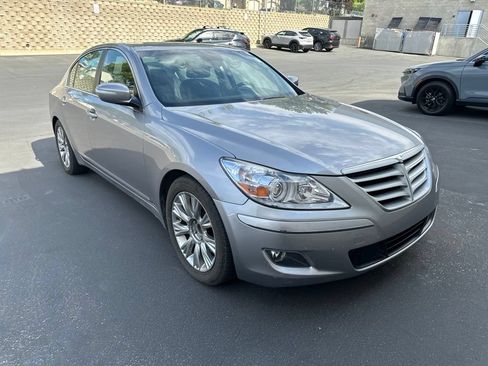 Used 2010 Hyundai Genesis 3.8 w/ Technology Pkg 4 RWD image 4