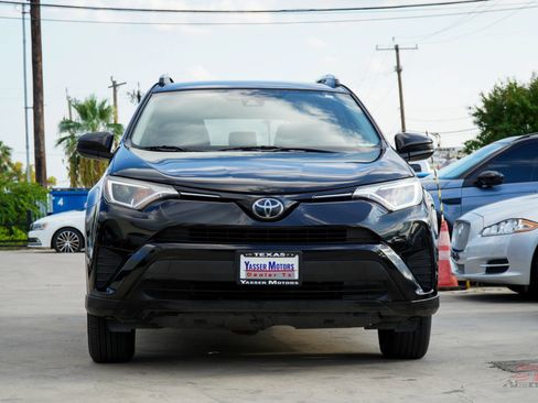 Used 2018 Toyota RAV4 LE image 2