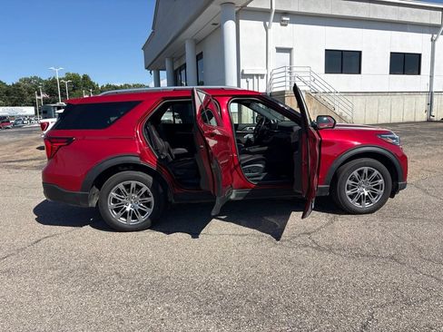 Used 2025 Ford Explorer Platinum AWD/4WD image 8
