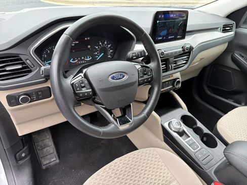 Used 2022 Ford Escape SE w/ Convenience Package FWD image 2