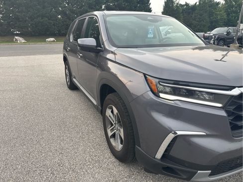 Used 2025 Honda Pilot EX-L image 8