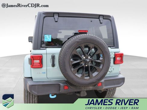 Used 2023 Jeep Wrangler Unlimited Sahara w/ Cold Weather Group AWD/4WD image 16