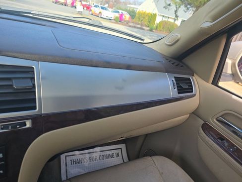 Used 2010 Cadillac Escalade ESV Luxury image 31