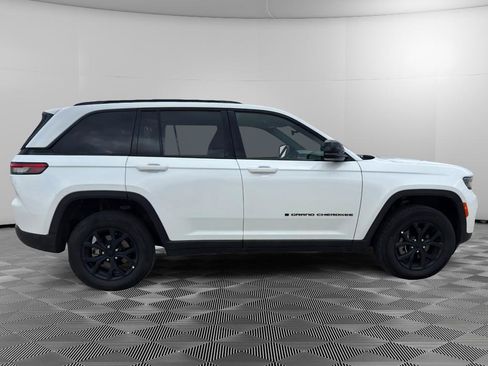 Used 2025 Jeep Grand Cherokee Altitude AWD/4WD image 5