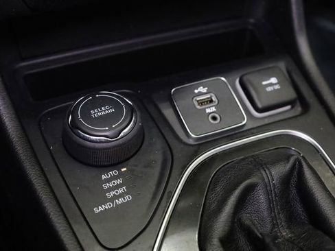 Used 2019 Jeep Cherokee Limited image 23