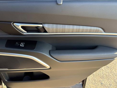 Used 2025 Kia Telluride EX w/ EX Captain's Chair Package image 17