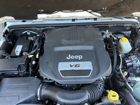 Used 2016 Jeep Wrangler Unlimited Rubicon w/ Connectivity Group image 29