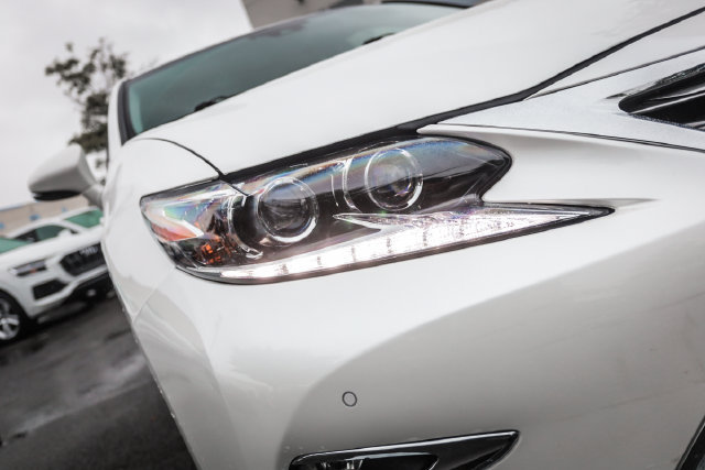 Used 2016 Lexus ES 300h w/ Luxury Package w/Wood Trim FWD image 10