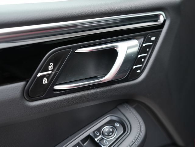 Certified 2026 Porsche Macan AWD/4WD image 10