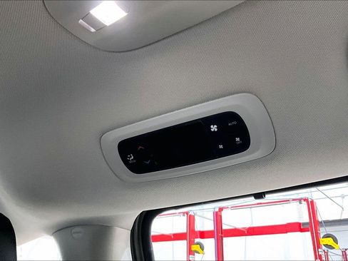 Used 2018 Chrysler Pacifica Touring-L Plus w/ Advanced Safetytec Group image 32