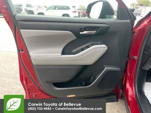 Used 2021 Toyota Highlander XLE AWD/4WD image 18