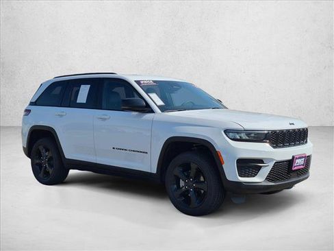 Used 2023 Jeep Grand Cherokee Altitude AWD/4WD image 3