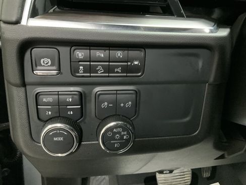 Used 2025 Chevrolet Suburban Z71 AWD/4WD image 19