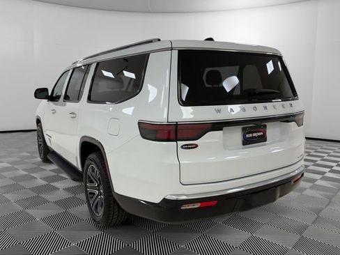 Used 2024 Jeep Wagoneer L Series II w/ Flexible Seating Group AWD/4WD image 3