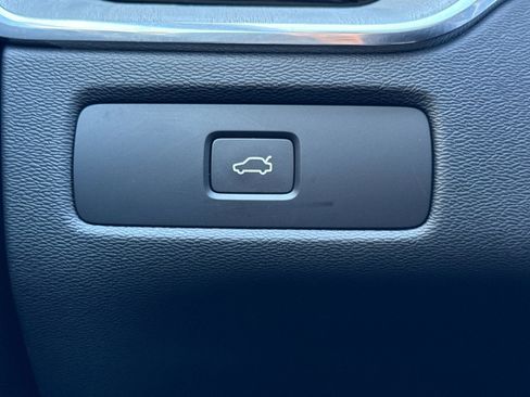 Used 2025 Volvo XC60 B5 Plus image 36