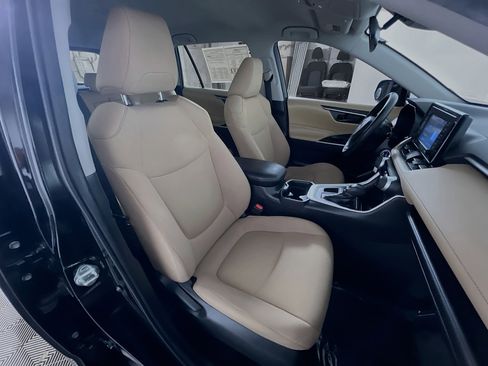 Used 2021 Toyota RAV4 LE image 28