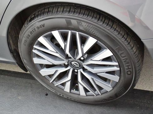 Used 2025 Nissan Altima 2.5 SV FWD image 33