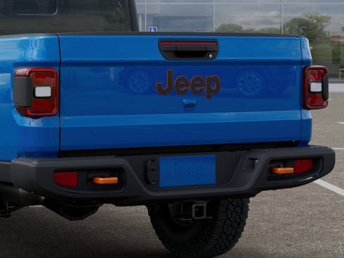 Used 2025 Jeep Gladiator Mojave w/ Convenience Group AWD/4WD image 13