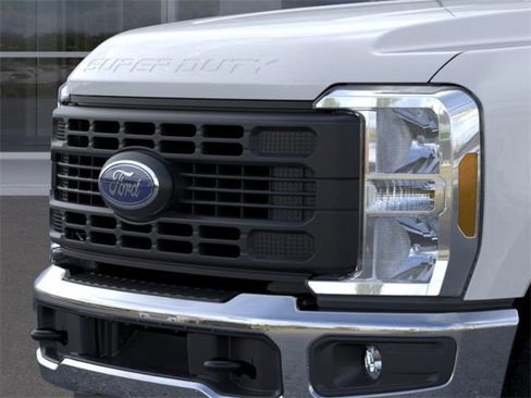 New 2026 Ford F250 XL w/ XL Chrome Package image 17