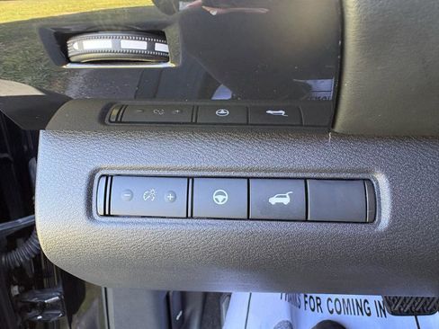 Used 2025 Nissan Pathfinder SV FWD image 12