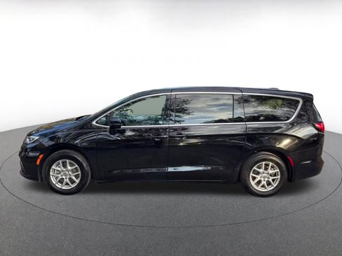 Used 2024 Chrysler Pacifica Touring-L image 9