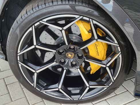 Used 2023 Lamborghini Urus Performante AWD/4WD image 8