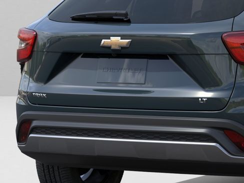 New 2026 Chevrolet Trax LT w/ Sunroof Package FWD image 14