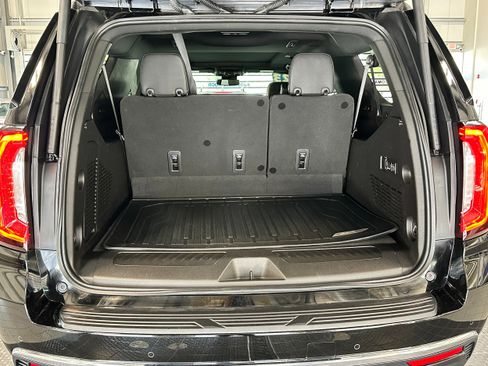 Used 2023 GMC Yukon XL SLT w/ SLT Premium Package AWD/4WD image 5