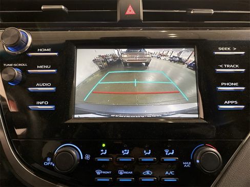 Used 2018 Toyota Camry LE image 18