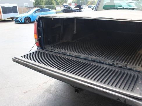 Used 2000 Chevrolet Silverado 1500 Regular Cab Short Bed w/ Exterior Appearance Pkg image 22