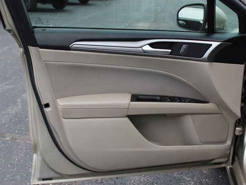 Used 2019 Ford Fusion SE image 21