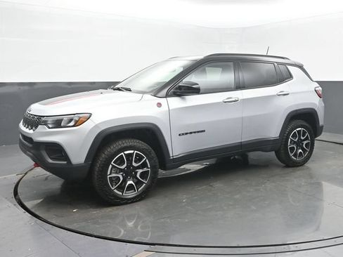 Used 2024 Jeep Compass Trailhawk w/ Sun and Sound Group AWD/4WD image 2
