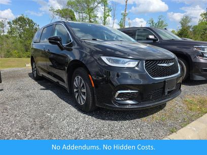 Used 2024 Chrysler Pacifica Select