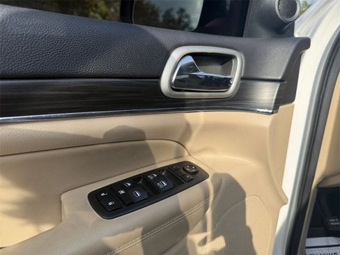 Certified 2019 Jeep Grand Cherokee Limited w/ Luxury Group II image 19