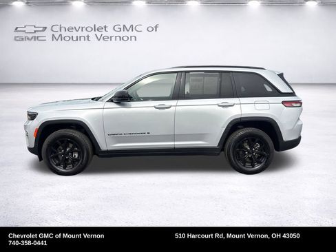 Used 2025 Jeep Grand Cherokee Altitude AWD/4WD image 2