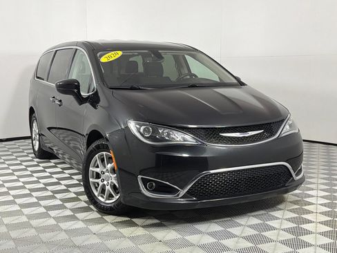 Used 2020 Chrysler Pacifica Touring FWD image 2