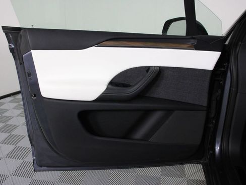 Used 2023 Tesla Model X Standard Range image 17