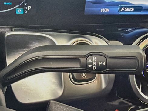 Used 2025 Mercedes-Benz GLB 250 image 23