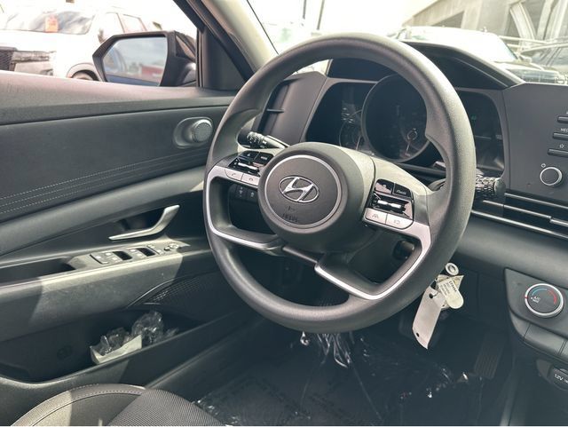 Used 2021 Hyundai Elantra SE FWD image 19