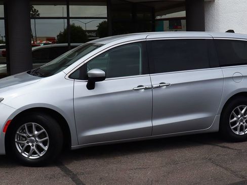 Used 2023 Chrysler Voyager LX image 4