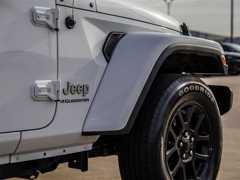 Used 2023 Jeep Gladiator Overland image 10