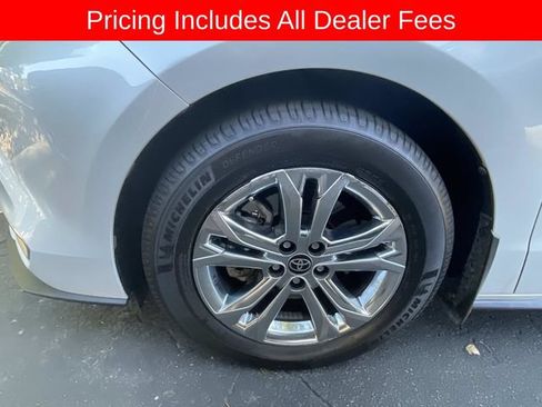 Used 2022 Toyota Sienna Platinum AWD/4WD image 2